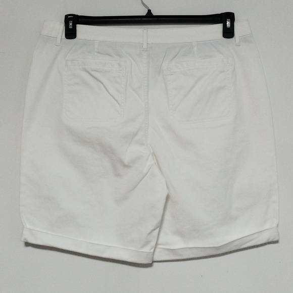 Women White Shorts / Size 18 - Picture 3 of 6